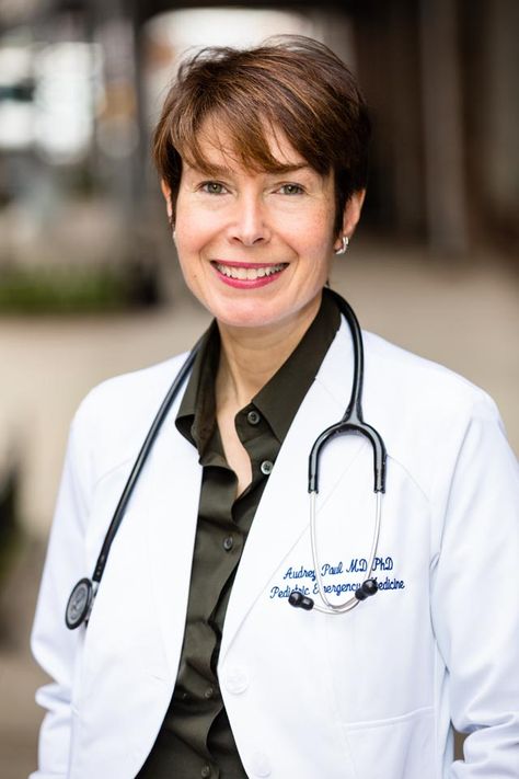 Headshots For Doctors, Medical Professional Headshots, Female Doctor Headshots, Doctors Portrait Photography, Doctor Headshots Women, Dr Headshots, Doctor Portrait Photography, Scrubs Headshots, Healthcare Headshots