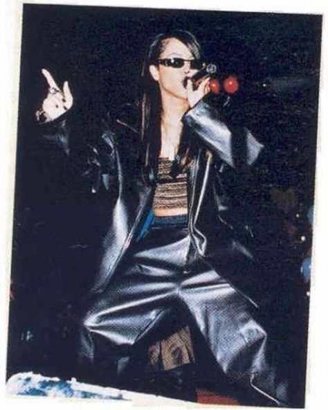 Fan courtesy #aaliyah. There’s so many photos that people took from the crowd ↩️ Aaliyah Pictures, Aaliyah Haughton, Going Out Outfits, Favorite Authors, Aaliyah, Her Music, Stephen King, Black Is Beautiful, Performance Art