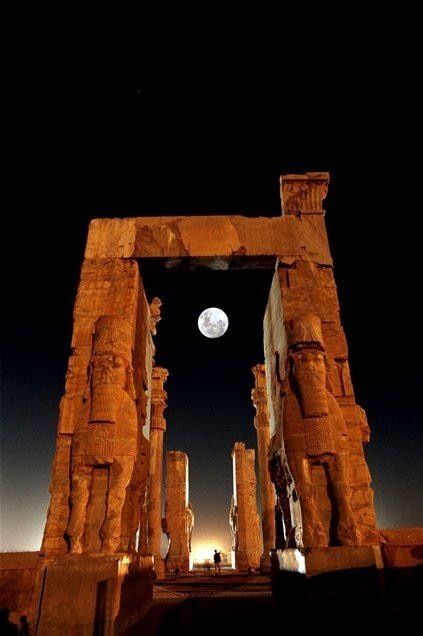 Takhte Jamshid ,shiraz , Iran Starověký Egypt, Magic Places, Moon Images, The Full Moon, Beautiful Moon, Ancient Architecture, Mesopotamia, Ancient Ruins, Ancient Civilizations