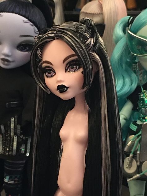 From Serena @DollsOrWhatever on twitter Monster High Hair, Doll Hairstyles Monster High, Custom Dolls Monster High, Repainted Monster High Dolls, Customized Monster High Dolls, Dolly World, High Hair, Arte Monster High, Doll Aesthetic