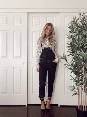 This blog post will help you with how to style overalls for women. It has some fun tips and ideas for casual and simple outfits. You will get great inspiration on how to wear overalls with heels and boots. This post includes overalls that are black, light, dark denim, skinny, and loose. This outfit was styled by Lindsey from The Nomish Niche. #overalls #modestfashion Black Overalls Outfit Aesthetic, Cute Outfits With Overalls, Overalls For Fall, Overalls Outfit Fall, Black Overalls Outfit, Overalls Outfit Aesthetic, Madewell Overalls, Modest Fall Outfits, Fall Outfits For Women