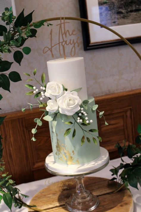 Cake Wedding Decoration, Wedding Cakes Sage Green And Gold, Sage Green Wedding Cake 2 Tier, Wedding Cake Designs Sage Green, Wedding Cake Eucalyptus Gold, Pastel Green Wedding Cake, Two Tier Sage Green Cake, Sage Green 2 Tier Cake, White Green And Gold Wedding Cake