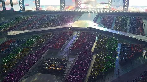 Big Concert Stage, Stadium Concert Stage Design, Kpop Ocean, Singer Life, Big Concert, Stadium Concert, Biggest Stadium, Concert Crowd, Concert Stage Design