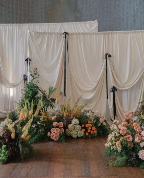 Say hello to soft, flowing elegance that’s taking over 2025 weddings! 😍 Whether it’s a dreamy ceremony backdrop, a luxe reception ceiling, or stunning table settings, draping brings an effortlessly romantic vibe to every corner of your celebration. ✨⁠ .⁠ From billowy fabrics to bold colours, this trend lets you transform any space into a wedding wonderland. Get ready to make a statement with gorgeous drapes that add depth, texture, and a whole lot of wow-factor! LOVE!! Wedding Ceremony Background Indoor, Wedding Flower Backdrop Floral Wall, Wedding Reception Stage Backdrop, Indoor Backdrop Ideas, Wedding Fabric Draping, Wedding Sweetheart Table Backdrop, Wedding Backdrop Reception Head Table, Sweetheart Table Wedding Backdrop, Fabric Wedding Backdrop