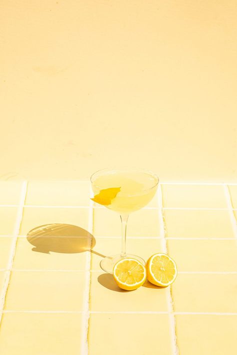 Limoncello Martini, Lemon Aesthetic, Meringue Girls, Lemon Martini, Italian Photography, Italian Theme, Lemon Drop Martini, Drinking Hot Water, Martini Recipe