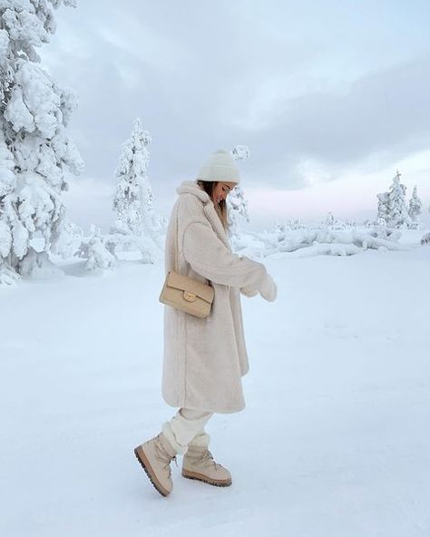 Kate Hutchins on Instagram: “Cold but happy in -20 degrees🎄🤍” Kate Hutchins Winter, Lapland Outfit, Norway Winter Outfits, Women Snow Outfits, Outfit For Snow, Snowy Outfits, Kate Hutchins, Snow Boots Outfit, Teddy Coat Outfit