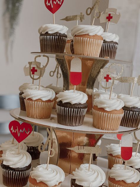 Medical Theme Party Ideas, Phlebotomy Cupcakes, Medical Assistant Party Ideas, Msw Graduation Party Ideas, Medical Graduation Party Ideas, Medical Assistant Graduation Party, Medical Assistant Graduation Party Ideas, Med School Party, White Coat Ceremony Party