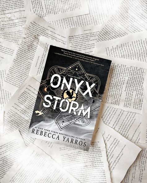 ⟡ onyx storm cover reveal ⟡ @rebeccayarros released the onyx storm cover & I think everyone is freaking out - me included! 🖤 I am so excited to read this & so is my husband - he’s glad I preordered this with the sprayed edges, although we will probably read on kindle to preserve its beauty & buddy read 😂 so glad to be fed another scrap until next January, the waiting is awful & I can’t wait for this release day 🐉 ✨ have you read fourth wing & iron flame yet?! #fantasyrecommendations #f... Onyx Storm Rebecca Yarros, Fourth Wing Cover, Onyx Storm, Books Wishlist, The Empyrean, Best Book Club Books, Iron Flame, Fantasy Reads, Book Reading Journal