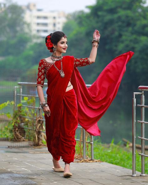 Maharashtrian Bride Look - Traditional Marathi Brides Wedding Look Ideas Indian Traditional Outfits, Latest Fashion Blouse Designs, Red Saree Wedding, Marathi Saree, Marathi Bride, Bride Photos Poses, Nauvari Saree, Indian Bride Outfits, Saree Poses