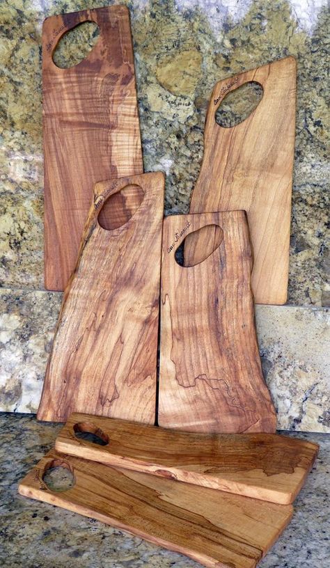 Easy Wood Projects, Diy Holz, Cheese Boards, Live Edge Wood, Wood Creations, Chopping Boards, Small Wood Projects, Wood Ideas, Charcuterie Boards