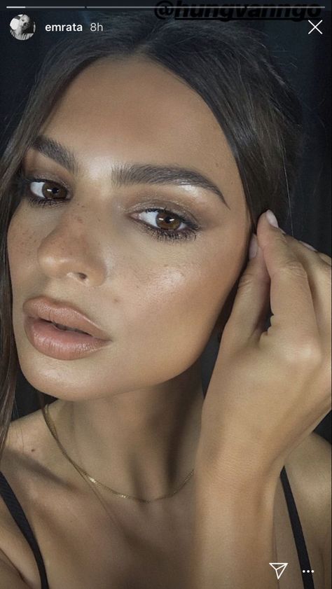 Emily Ratajkowski Makeup, Interior Quotes, Snow Makeup, Inspiration Vision Board, Summer Snow, Brunette Makeup, Halloween Makeup Inspiration, Hair Food, Glowy Makeup