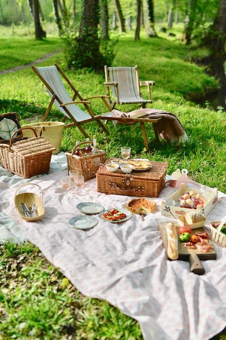 My French Country Home Magazine » The French Country Picnic French Picnic, Cottagecore Picnic, Country Picnic, Country Home Magazine, My French Country Home, Picnic Quilt, Picnic Inspiration, Vintage Picnic, Picnic Date