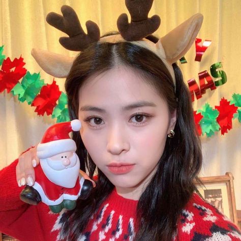 Ryujin Itzy Christmas, Christmas Kpop Icon, Kpop Xmas, Kpop Christmas Icons, K Pop Christmas, Christmas Pp, Christmas Kpop, Kpop Christmas, Red Icons:)