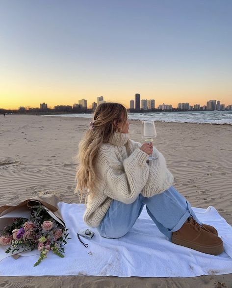 Cold Beach Outfit, Winter Beach Outfit, Winter Fasion, Winter Picnic, Winter In Australia, Beachy Girl, Winter Beach, Winter Fashion Outfits Casual, Cold Weather Outfits