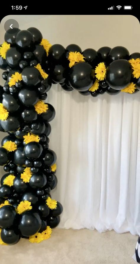 Yellow Balloon Garland, Black Balloon Garland, Balloon Decorations Birthday, Cake To Go, Deco Ballon, Paper Decorations Diy, Black Balloon, Yellow Birthday, Yellow Balloons