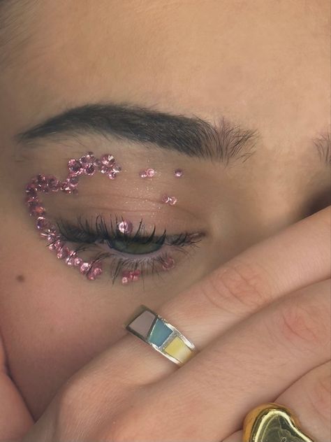 ValentinesDay Heart Eyes MakeUp Rhinestones Pink Bedazzled Hearteyes Face Gem Ideas, Rave Makeup Looks, Beauty Challenge, Rhinestone Makeup, Face Art Makeup, Rave Makeup, Face Gems, Ethereal Makeup, Dope Makeup