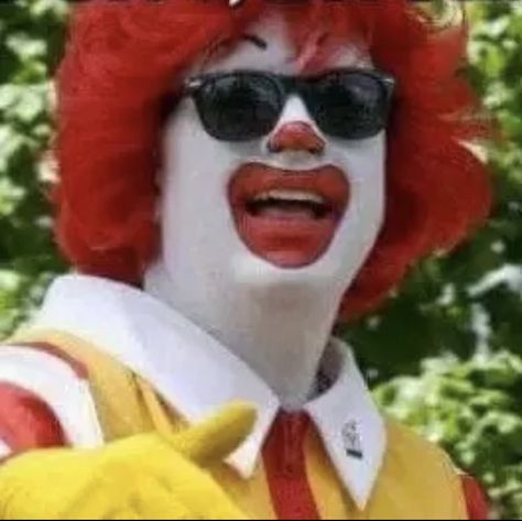 Ronald Mcdonald X Wendy, Cursed Ronald Mcdonald, Ronald Mcdonald Aesthetic, Mcdo Memes, Roland Mcdonald, Ronald Mcdonald Pfp, Ronald Mcdonald Funny, Mcdonalds Mascot, Ronald Mcdonald Cosplay