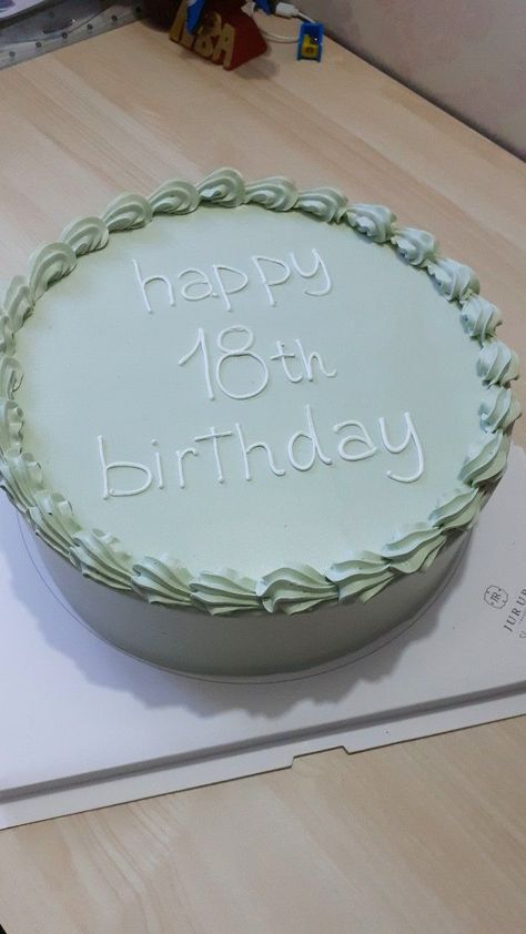 18th Birthday Cakes Aesthetic, Green Aesthetic Birthday Decoration, Simple 18th Birthday Cake Ideas, 18th Birthday Party Ideas Green, Simple 18th Birthday Ideas, 18th Birthday Cake Simple, Cake Designs 18th Birthday, Cute 18th Birthday Cakes, Cake Ideas 18th Birthday