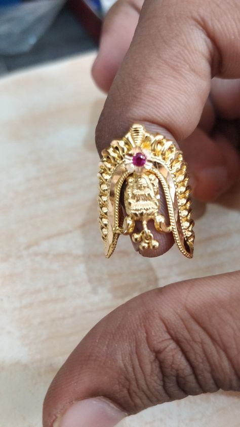 Anji Ring Gold, Tamil Selvi, Vanki Ring, Latest Earrings Design, Traditional Rangoli, Rings Ladies, Small Earrings Gold, Gold Jhumka Earrings, Indian Rings