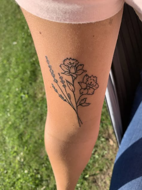 Daffodil&&Lavender Lavender And Daffodil Tattoo, Meaningful Wrist Tattoos, Daffodil Tattoo, Lavender Tattoo, Flower Wrist Tattoos, Mommy Tattoos, Beautiful Flower Tattoos, Cute Tiny Tattoos, Stylist Tattoos