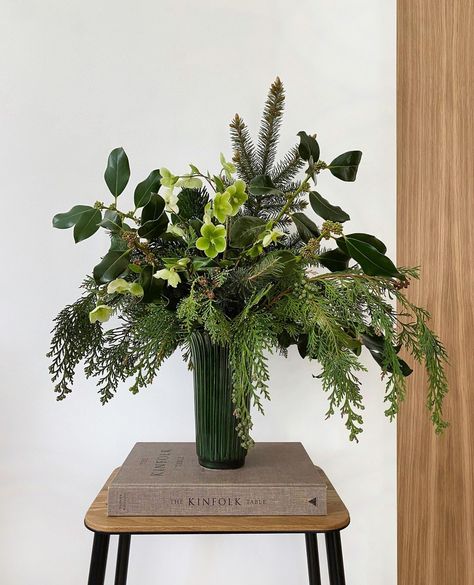 Green Vase Christmas Decor, Holiday Greenery Arrangements, Sculptural Bouquet, Retirement Flowers, Flower Arrangements Winter, Christmas Bouquet Ideas, Christmas Flowers Arrangements, Christmas Vase Arrangements, Table Foliage