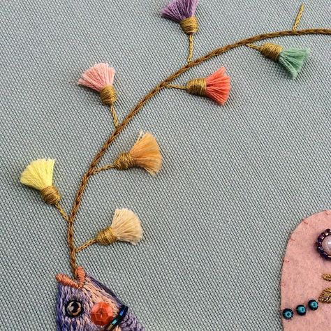 I recently learned how to make a tassel flower for this tassel bow and i enjoyed it a lot! I really love traditional hand embroidery technics. I love how they create wonderful and endless texture possibilities. It’s fascinated to see how threads form... Tassel Stitch Embroidery, Tassel Flower, Make A Tassel, Embroidery Tassels, Tassel Embroidery, Embroidery Hand, Embroidery Videos, Hand Work Embroidery, Pola Sulam