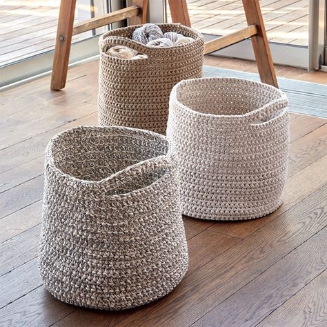 Zoom modèle gratuit : corbeilles décoratives à crocheter Crochet Storage Baskets, Crochet Storage, Crochet For Home, Crochet Diy, Crochet Instructions, Diy Couture, Crochet Basket, Crochet Home, Diy Crochet