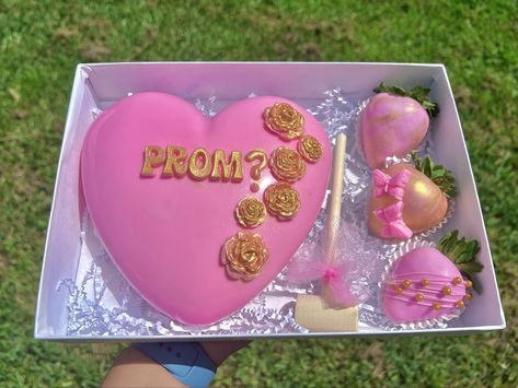 Prom Strawberries, Strawberry Promposal, Junior Prom, Jr Prom, Baking Business, Sweet Ideas, Prom Proposal, Chocolate Hearts, Covered Strawberries