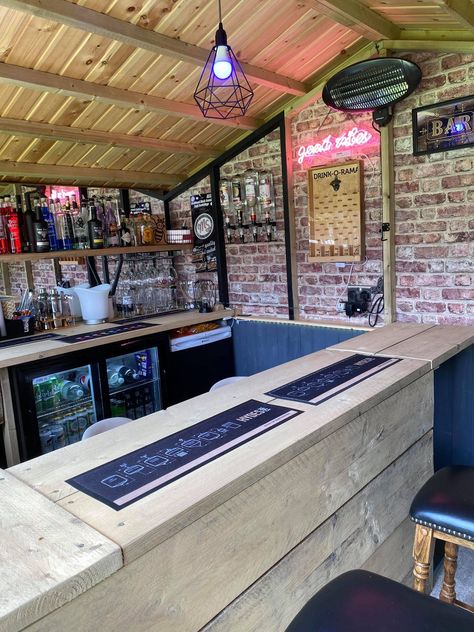 Photos: Couple turn garden shed into authentic pub in 3 days for $600 - Insider Garden Pub Shed, Shed Bar Ideas, Backyard Pub, Garden Bar Ideas, Garden Bar Shed, Outdoor Garden Bar, Building A Home Bar, Diy Outdoor Bar, Bar Shed