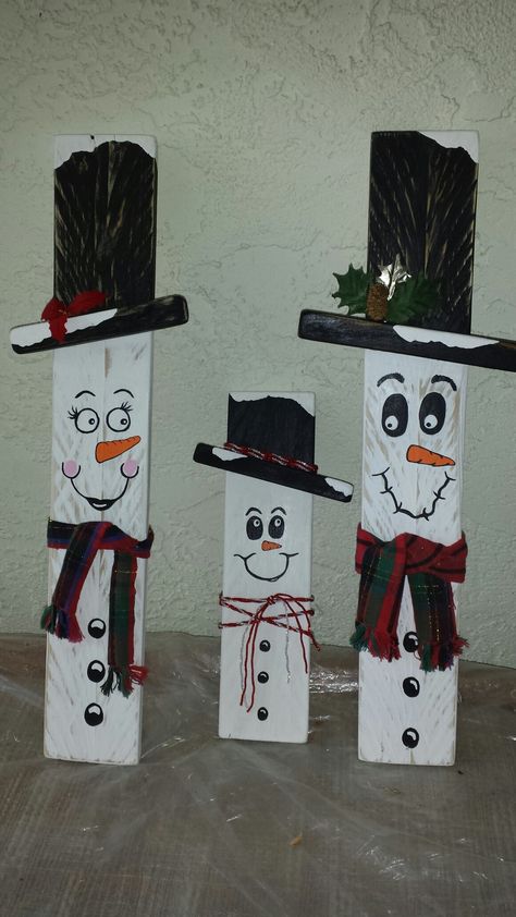 The Burr Family Snowman on pallet wood Snowman Boards, Yard Swings, Pallet Snowman, Dollar Store Diy Projects, Christmas Wood Crafts, Family Diy, Christmas Wood, Pallet Wood, Porch Signs