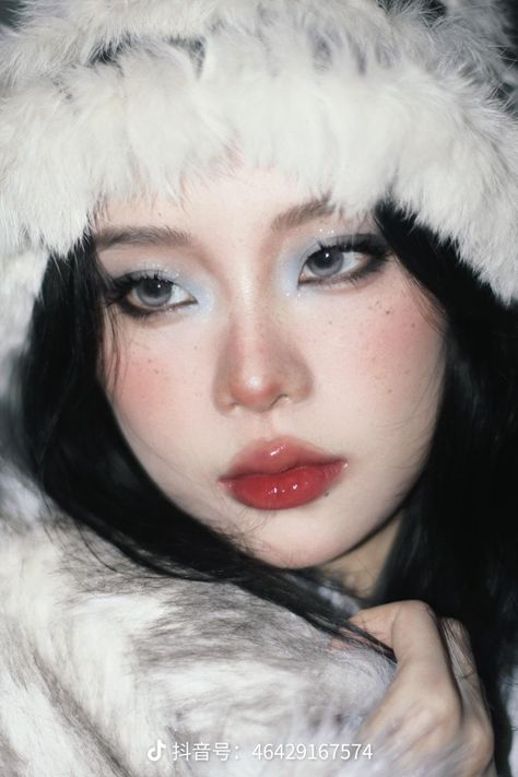 Icy Makeup Looks, Icy Makeup, Cold Makeup, Chinese Makeup, Winter Photoshoot, Makeup Model, Winter Makeup, Cute Makeup Looks, Glamour Makeup