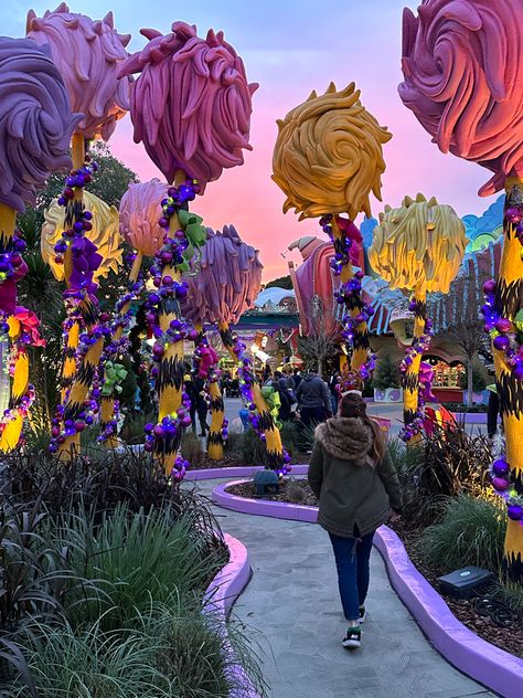 Universal Astethic, Universal Aesthetic Pictures, Universal Studios Outfit Ideas Summer, Universal Orlando Pictures, Dr Seuss Universal Studios, Universal Photo Ideas, Theme Park Ideas, Universal With Friends, Universal Studios Hollywood Photo Ideas