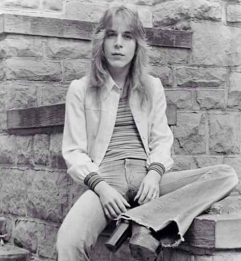 Randy Rhodes, 70s Rock Bands, Quiet Riot, Famous Guitars, Rock Band Posters, Rock Guitarist, Retro 2, Pretty Babe, Music Photo