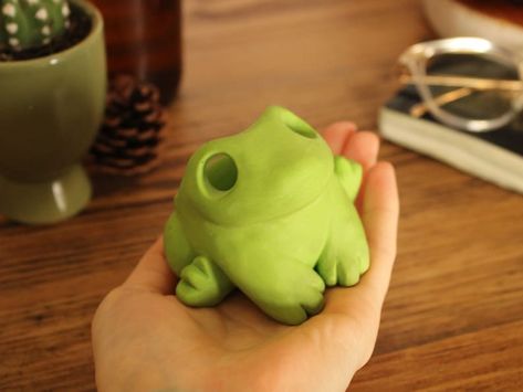 Palisman Ideas, Harper Core, Frog Candle Holder, Frog Candle, Desk Friend, Tea Candle Holders, Diy Projects Gifts, Ceramic Frogs, Sculpture Art Clay