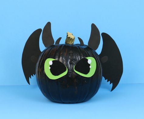 DIY Toothless Pumpkin // #toothless #toothlesspumpkin #dreamworks #httyd #howtotrainyourdragon #halloween #halloweenideas #nocarvepumpkin #pumpkinideas #kidscrafts #craftsforkids #halloween2017 #halloween #falldecor #hiccup Dragon Painted Pumpkin, Toothless Pumpkin Painting, Hotel Transylvania Pumpkin Painting, How To Train Your Dragon Pumpkin, Toothless Dragon Pumpkin, Dragon Pumpkin Decorating, Dragon Pumpkin Painting, Pumpkin Painting Characters, Toothless Pumpkin Carving