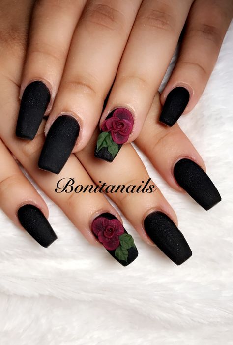 Black Rose Nails Acrylic, Black Nails With Red Roses, Black Rose Nail Art, Red Rose Nail Design, Black Nails With Flowers, Black Rose Nails, Black Flower Nails, Nails With Roses, Roses Nails