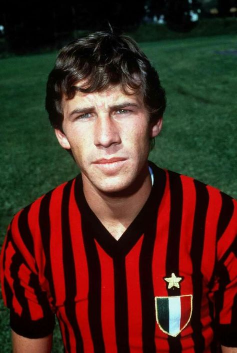 Franco Baresi, Milan Ac, Milan Football, Italian Football, Paolo Maldini, A.c. Milan, Bayern Munchen, Good Soccer Players, Football Images