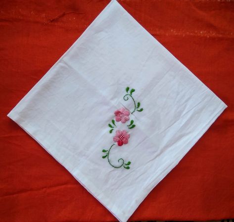 Hand Kerchief Embroidery Design, Hanky Embroidery Design, Embroidery Hankies, Stitch Tutorial Embroidery, Magazine Tutorial, Rumal Design, Napkin Embroidery, Embroidery Handkerchief, Handkerchief Design