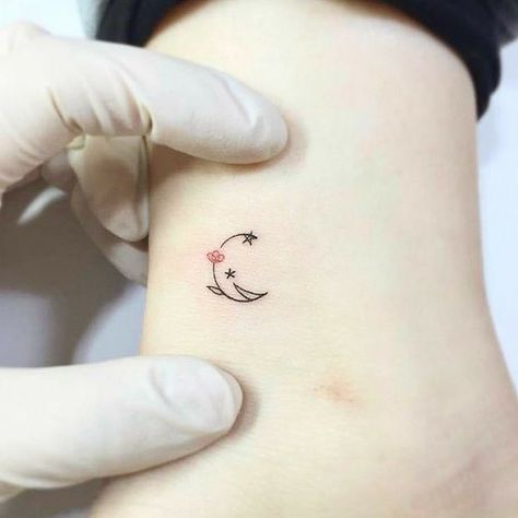 Minimal Tattoo Moon, Moon Flower Tattoo, Tattoo Side, Tattoo Moon, Tiny Wrist Tattoos, Flower Cute, Inspiration Tattoos, Disney Tattoo, Unique Tattoo Designs