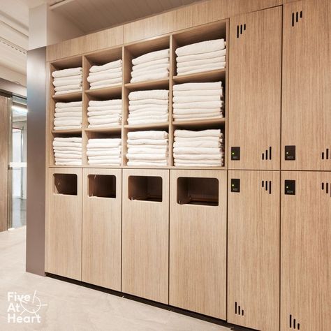 Not only do we serve you with fresh and clean towels, we also have a specialized joinery for your dry and wet towels. Spa Locker Room Design, Luxury Locker Room, Small Changing Room, Modern Locker Room, Modern Lockers, Gym Towel Station, Locker Room Ideas, Fitness Room Design, Changing Room Design