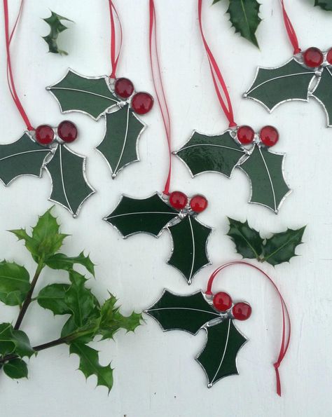 Stained Glass Holly Sun Catcherdeep Green & Red Glasssingle - Etsy UK Stained Glass Holly, L'art Du Vitrail, Stained Glass Patterns Free, Glass Christmas Decorations, Stained Glass Decor, Stained Glass Ornaments, Stained Glass Suncatchers, Stained Glass Christmas, Stained Glass Flowers