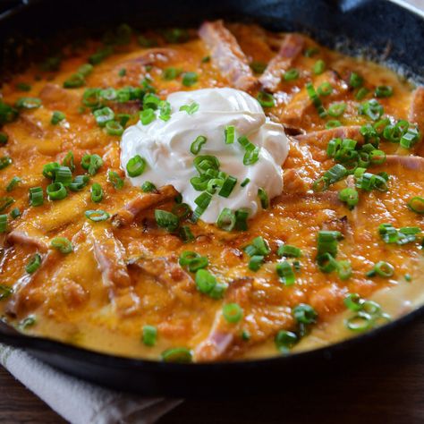 Pioneer Woman Scalloped Potatoes, Skillet Scalloped Potatoes, Food Network Recipes Pioneer Woman, Ree Drummond Recipes, Scalloped Potatoes Recipe, Scalloped Potatoes And Ham, Scalloped Potato Recipes, Cast Iron Skillet Recipes, Pioneer Woman Recipes