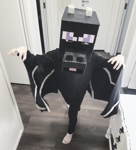 Diy minecraft ender dragon costume made from cardboard, styrofoam, old clothes and tape. Diy Minecraft Ender Dragon Costume, Enderdragon Costume, Ender Dragon Costume, Kiki Costume, Dragon Costume Diy, Minecraft Halloween Costume, Anime Arms, Diy Dragon Costume, Minecraft Halloween