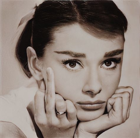 Audrey Hepburn Wallpaper, Aubrey Hepburn, Audrey Hepburn Photos, Audrey Hepburn Style, Hepburn Style, Billie Holiday, Foto Vintage, Foto Art, Black And White Aesthetic