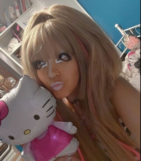 Gyaru Hello Kitty, Gyaru Hairstyles, Fluffy Bun, Gyaru Hair, Gyaru Aesthetic, Agejo Gyaru, Gyaru Makeup, Hime Gyaru, Beach Icon