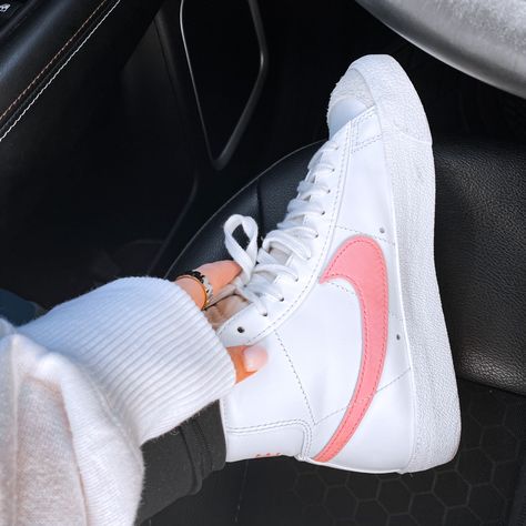 Pink Nike Shoes Outfits For Women, Pink Blazers, Pink Nike Aesthetic, Pink Nike Blazers Outfit Ideas, Sneakers Nike Pink, Pink Nike Outfit, Pink Nike Blazer Outfit, Pink Nike Blazers, Casual Pink Nike Sneakers