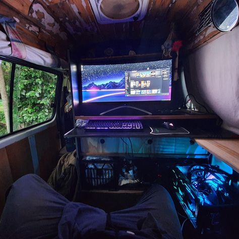 Rate this van battlestation 1-10! 👇 [via reddit user/Lord_An00bis] This is probably one of most unique gaming setups I have seen! I did not know you could even do this. The van is a Toyota Hiace Commuter. He rents a small parking space near a house to plug in. Also, can power it from solar for about 5hrs max after the sun has settled. He gets about 44 Mbps internet speeds which is more than a lot of gamers out there! 🤯 The keyboard is a Ducky Shine 6 and mouse is the Razer Deathadder. He is u Living In A Van, Computer Set, Pc Gaming Setup, Campervan Life, Van Life Diy, Van Home, Van Living, Gaming Room Setup, Van For Sale