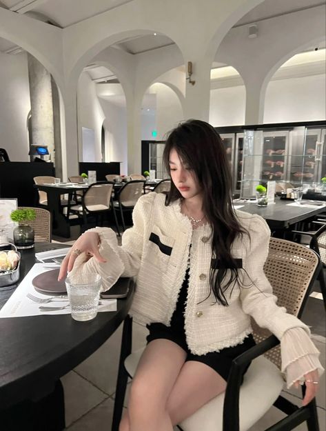 Rich Korean Outfit, Douyin Girlfriend Material, Classy Outfits Korean, All White Aesthetic Outfit, Rich Korean Aesthetic, Paris Woman, Puff Long Sleeves, Korean Outfits, Casual Style Outfits