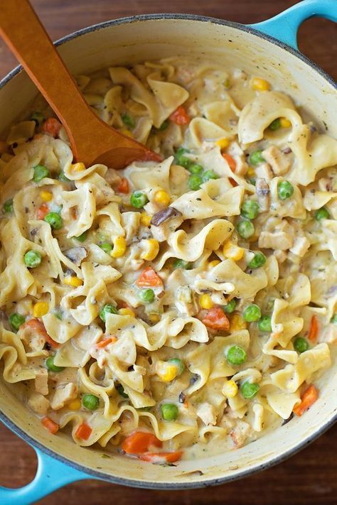 Chicken Pot Pie Noodles, Pot Pie Noodles, Creamy Chicken Pot Pie, Pasta Alla Carbonara, Resep Pasta, Pasta Carbonara, Crockpot Meals, Goulash, Fusilli