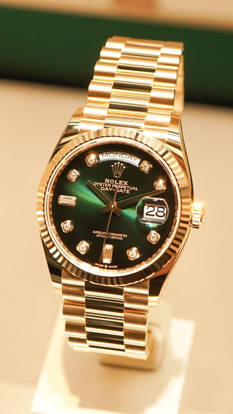 Golden Watches, Rolex Daytona Gold, Hand Watches, Golden Watch, Rolex Milgauss, Rolex Watches Women, Rolex Date, Watches Rolex, Rolex Watches For Men